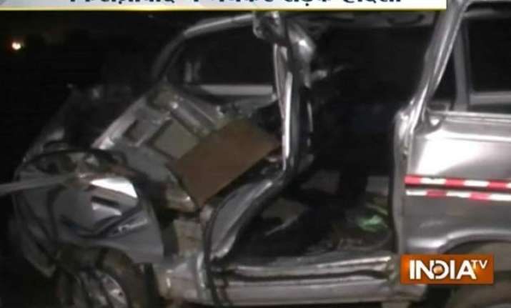 5 killed as car collides with truck in up