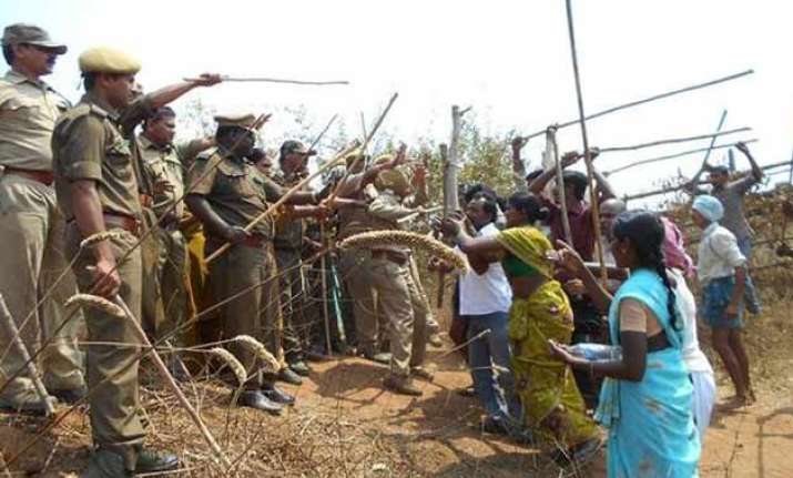 telangana 14 hurt in clash between forest officials farmers