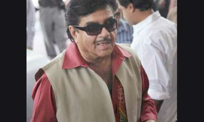 shatrughan slams gadkari s team says new wine in old bottle