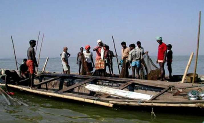 26 indian fishermen return to india after release
