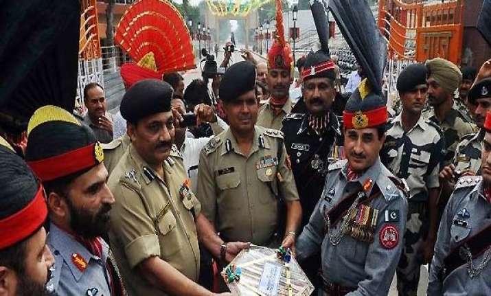 indian pakistani guards exchange diwali sweets