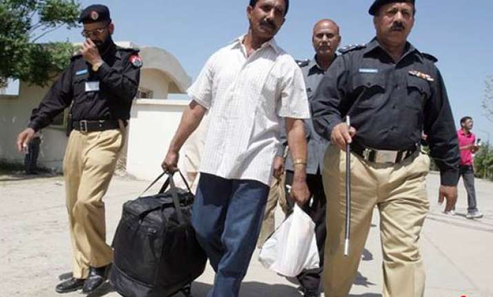 indian prisoner returns from pakistan after 27 years