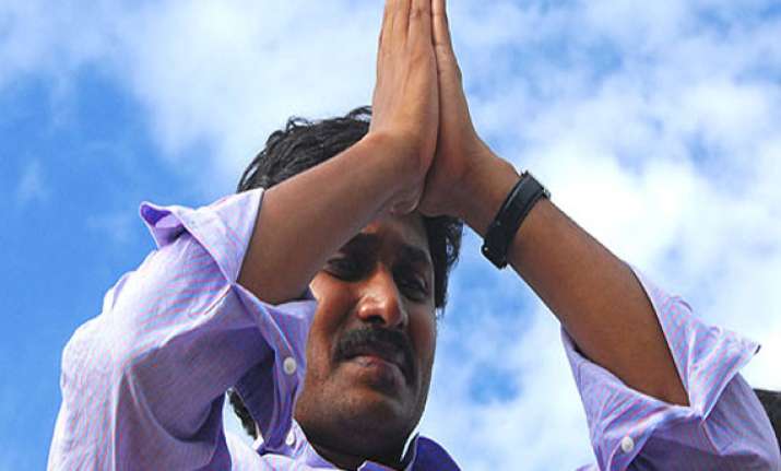jagan pays floral tribute at ysr samadhi