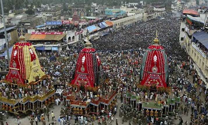 priests perform pahandi rituals in puri