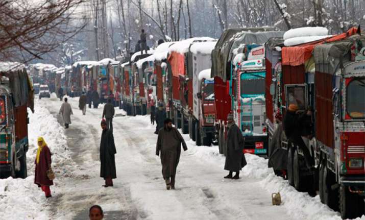 jammu srinagar nh reopens 2 000 stranded vehicles cleared