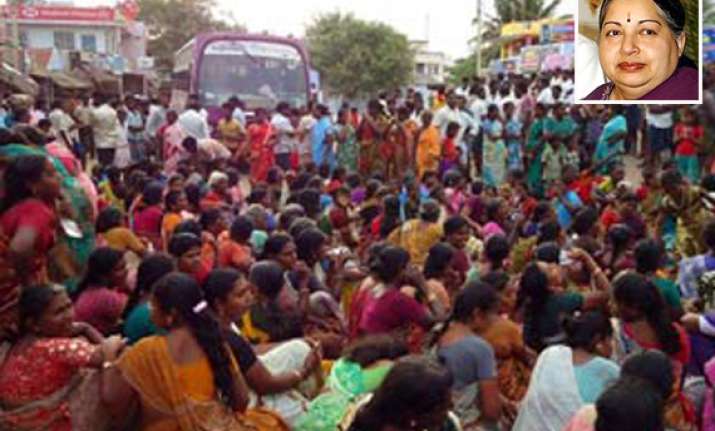 jayalalithaa backs koodankulam n protesters
