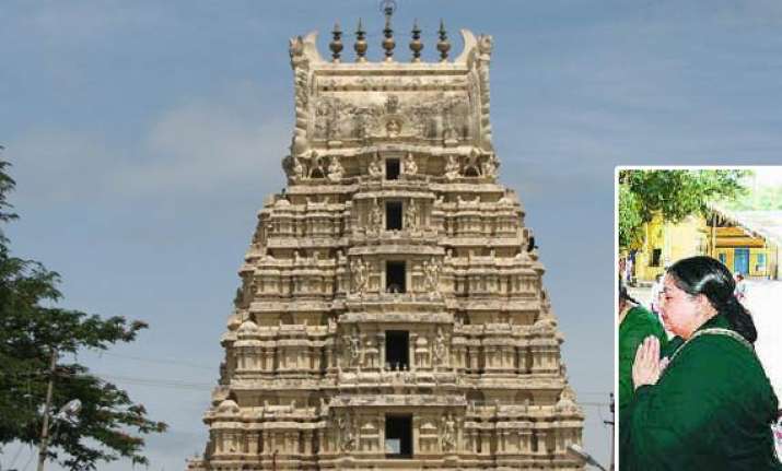 jayalalithaa offers worship at temple