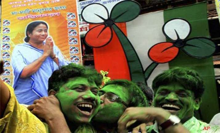 jubilation outside mamata s house gloom at cpi m hq