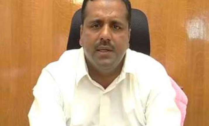 karnataka minister gives car for accident victims takes auto