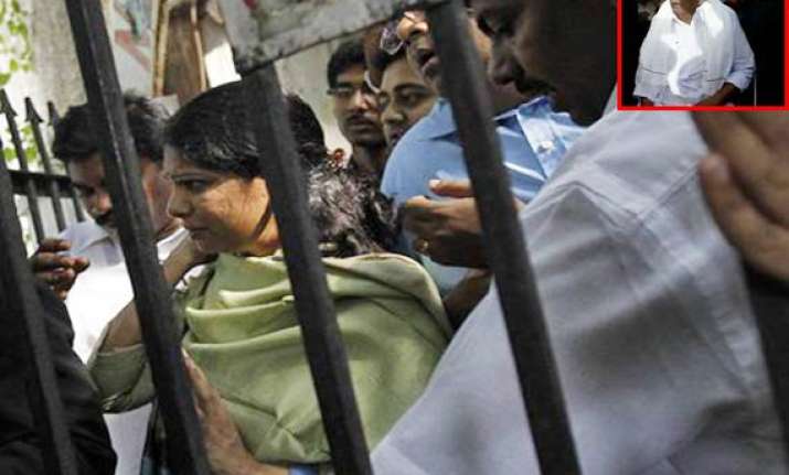 karuna meets kanimozhi in jail pc meets him at hotel