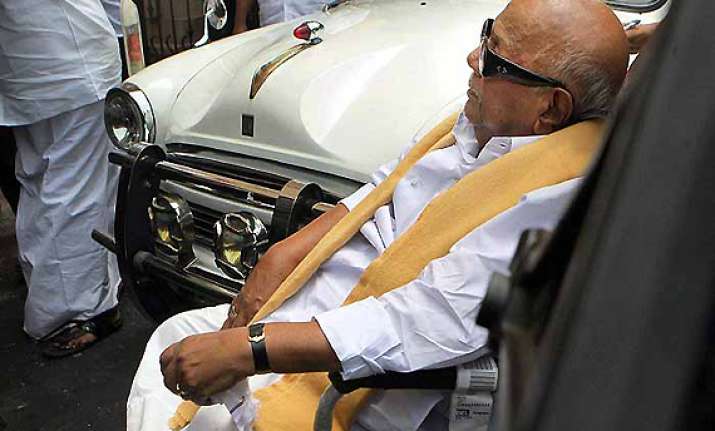 karunanidhi meets kanimozhi in tihar jail