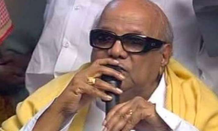 karunanidhi says jayalalithaa is fooling people