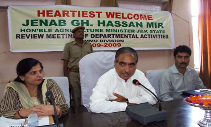 kashmir minister shows his middle finger at journalists