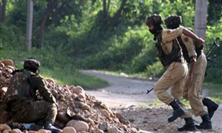 kashmir militant killed three soldiers injured