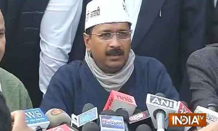 kejriwal adamant on holding open assembly session for jan