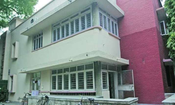 kejriwal seeks more time to vacate official residence
