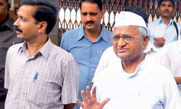 kejriwal meets hazare at ralegan siddhi