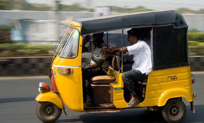 kolkata auto driver slaps girl friend