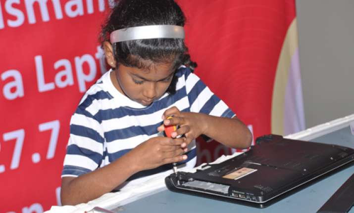 kovai girl fastest to dismantle and assemble laptop