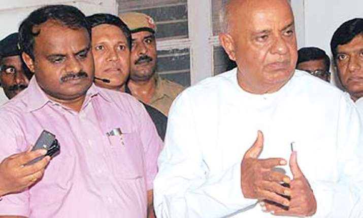 kumaraswamy claims his father gowda was offered bribe