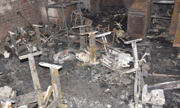 labourer killed in fire in factory in delhi