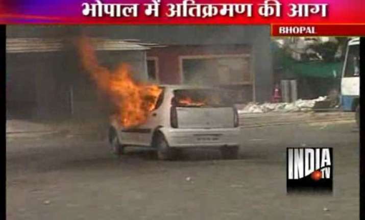 lathicharge teargas after bhopal residents resist demolition