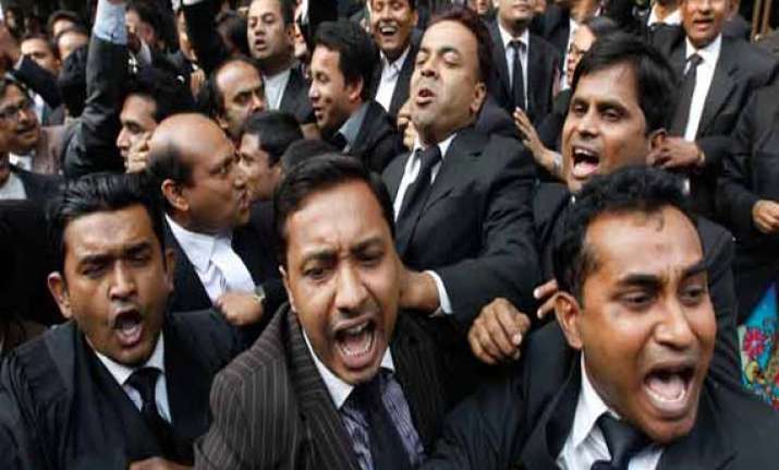lawyers of delhi high court on strike