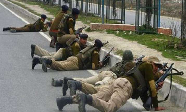 let militant killed in srinagar three policemen injured