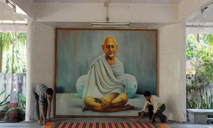 live like gandhi at kochrab ashram in ahmedabad