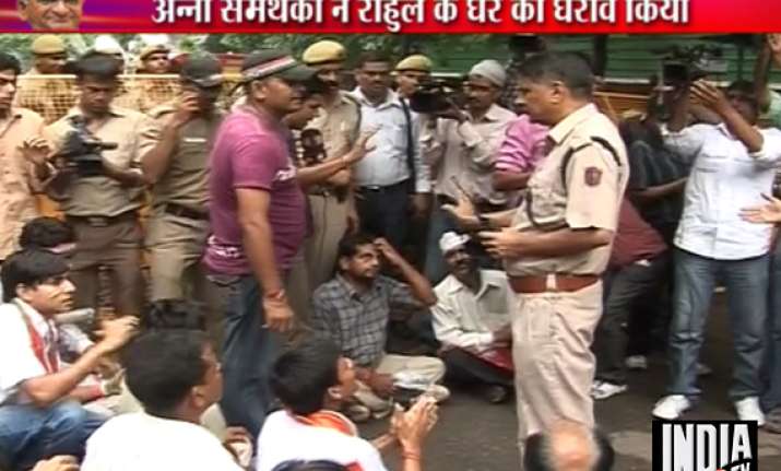 lokpal bill protests outside rahul gandhi s residence
