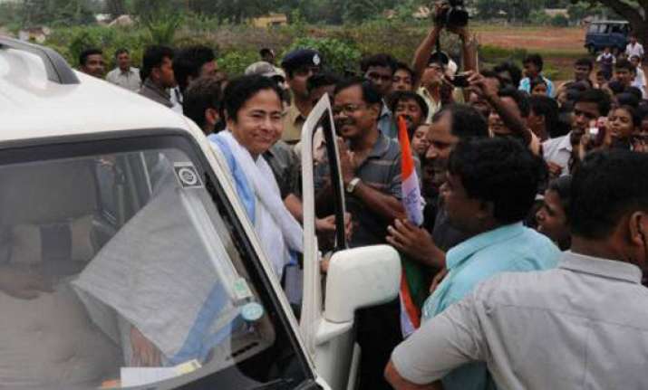 mamata asks maoists to lay down arms