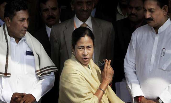 mamata bans english dailies in state libraries