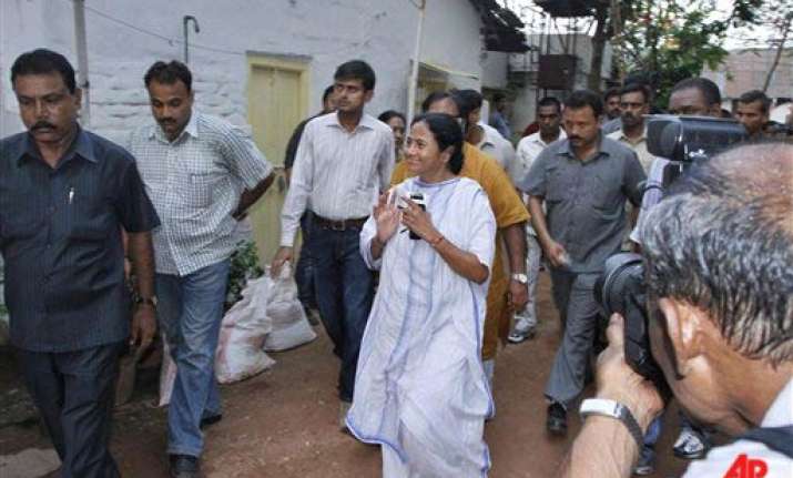 mamata to take oath at 1 05 pm because of amrit yog