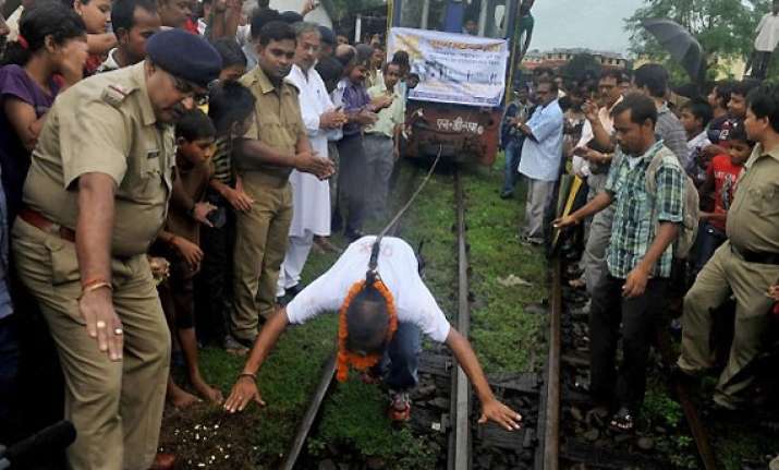 man uses his hair to pull darjeeling himalayan train