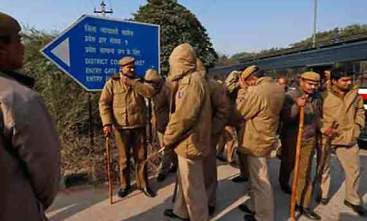 manipuri youth stabbed robbed in delhi