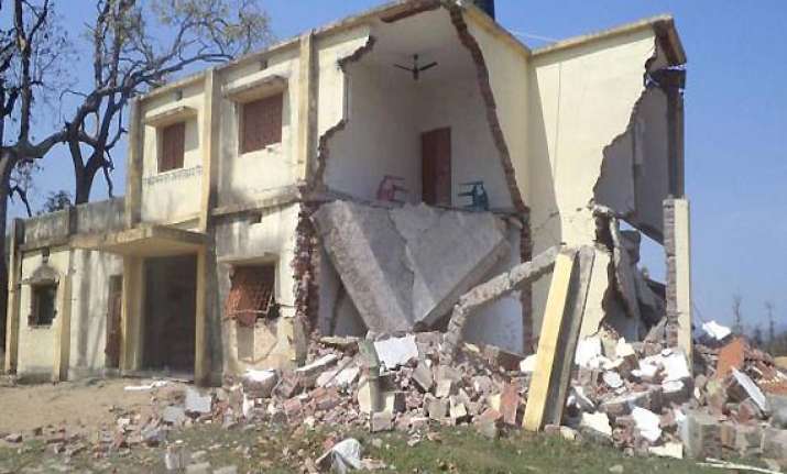 maoists blow up school building in bihar