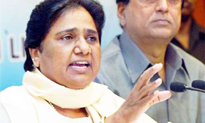 mayawati sees possibility of mid term lok sabha polls
