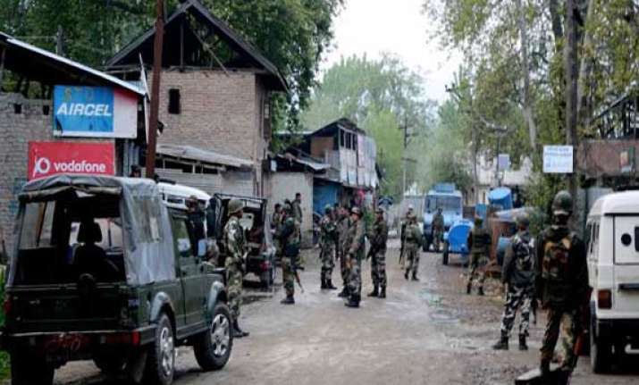 militants attack police party in kashmir six injured