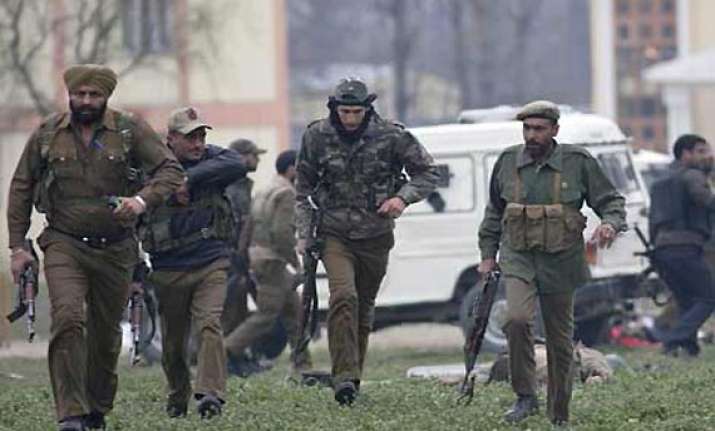 militants kill two policemen in srinagar
