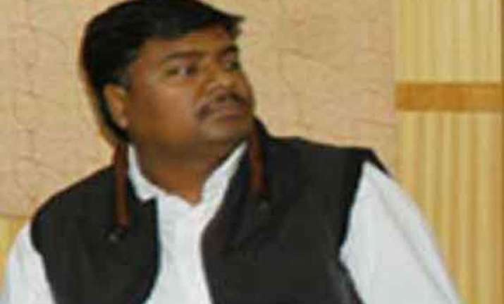 minister heckled over admission of ews students to pvt
