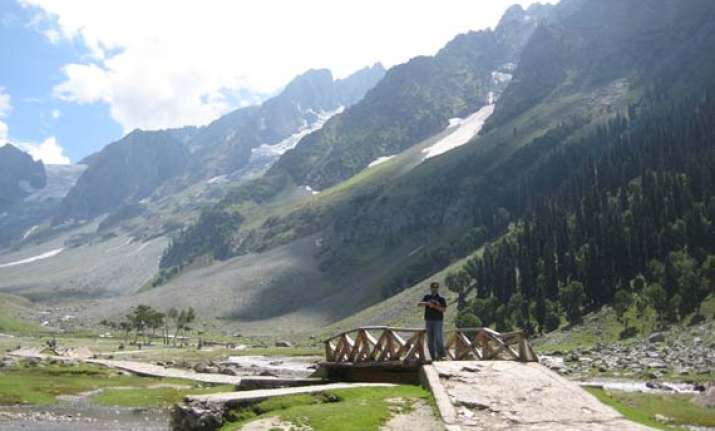 moderate quake hits kashmir