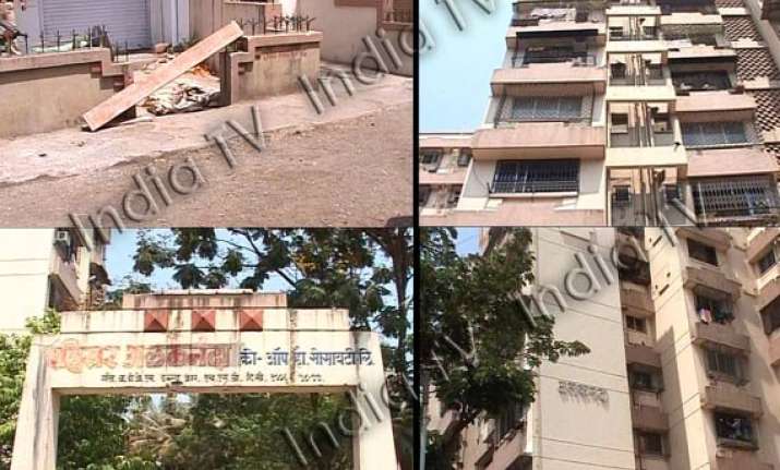 mother throws son from 7 storeyed building jumps to death