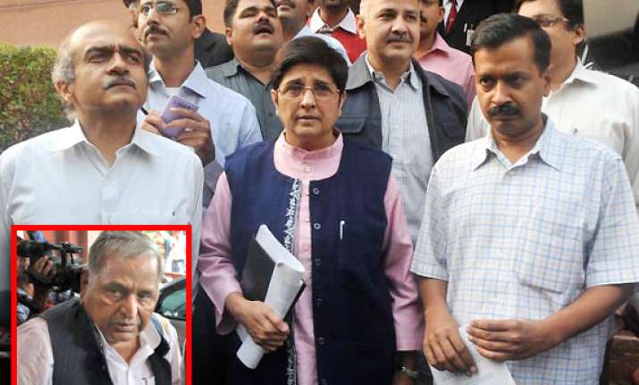 mulayam calls team anna a den of corrupt people
