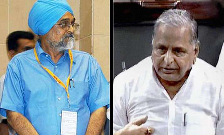 mulayam demands removal of montek from planning commission