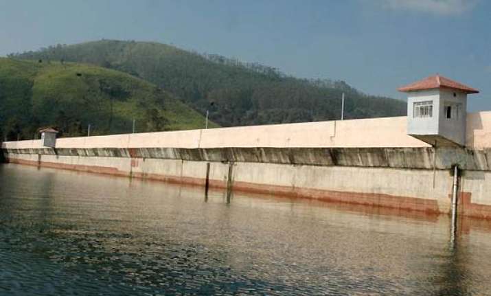 mullaperiyar dam keralites targeted in tamil nadu mps clash