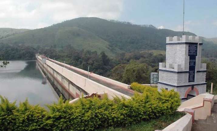 mullaperiyar row centre invites tn kerala for talks