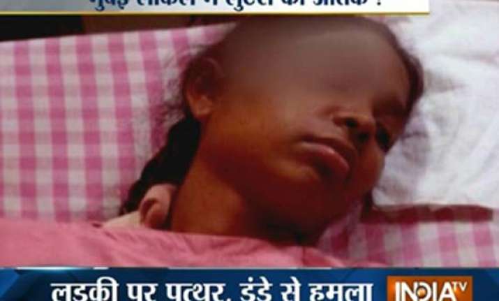 mumbai woman attacked from outside in a moving train robbed