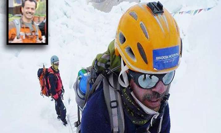 mumbai doctor murad lala climbs mt everest summit