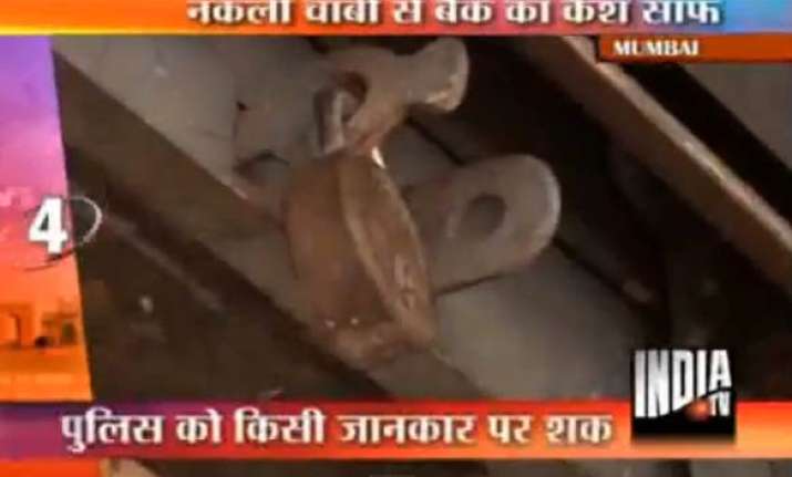 mumbai burglars steal rs 15 lakhs from union bank