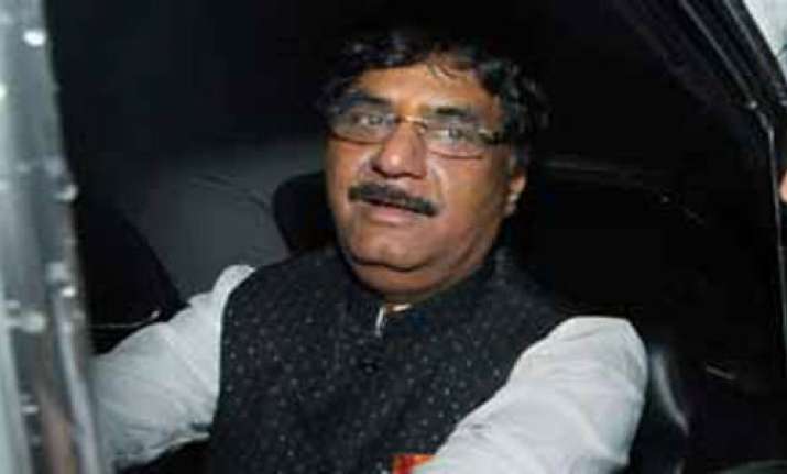 munde won t leave bjp says oppn leader